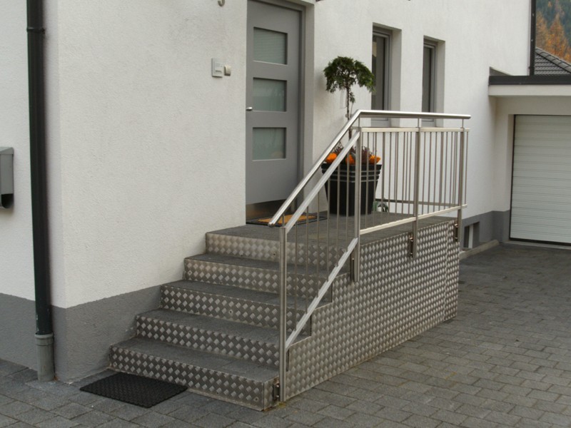 Treppe mit Stahlgeländer